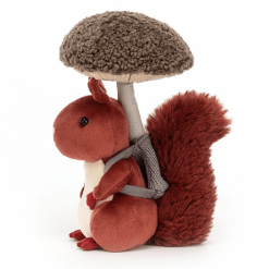 Petit écureuil ramasseur de champignon de couleur bordeaux. Il transporte dans son sac à dos un Gand champignon.La peluche mesure 20x4cm. Convient aux nouveax-nés